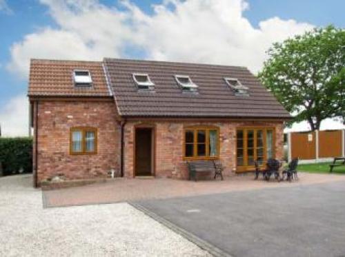 Inviting Light And Airy 2-bed Cottage, Tibshelf, 